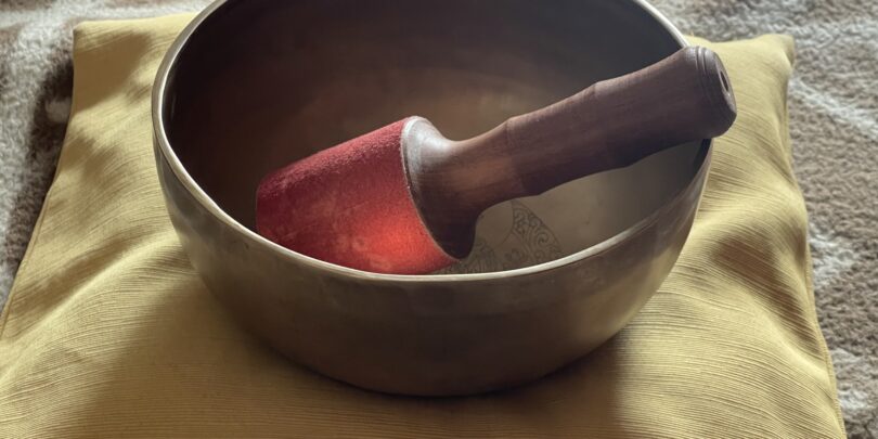 Klangschale für Schweigemeditation, meditative Praxis, Kontemplationskurs, Achtsamkeit, innere Ruhe, Klangtherapie, spirituelle Entspannung, Klangmeditation, Achtsamkeitsübung, Stressabbau.