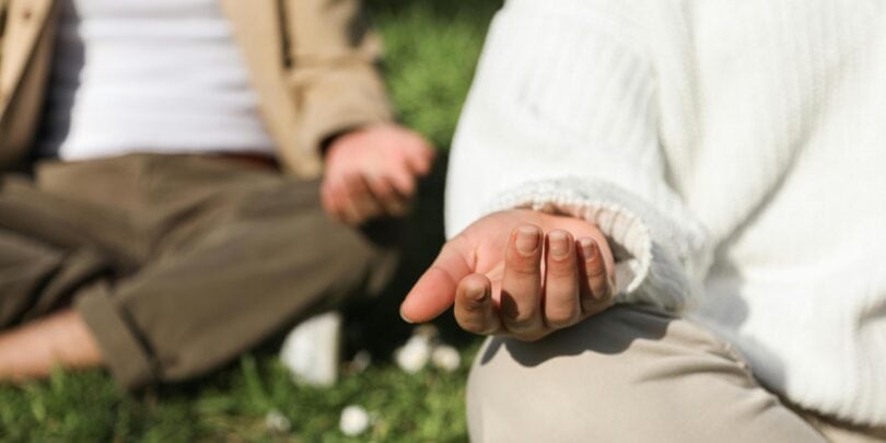 Menschen, die in der Natur Schweigemeditation praktizieren, um innere Ruhe und Achtsamkeit zu fördern. Perfekt für Stressabbau und Selbstfindung.